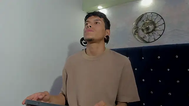 Kiwi_eban Chat XXX live