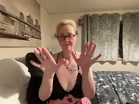 Curvy-Jinx Live XXX-Chat