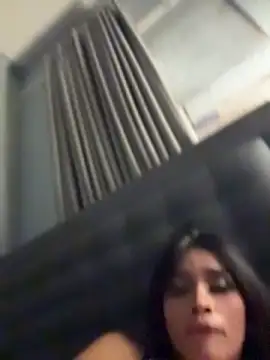 Chatroom XXX en direct de PrettyYoungHugeCockTS
