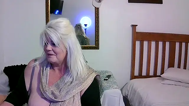 Miahotmilf's Live XXX Chat