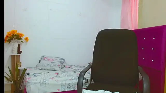 chantalsemenova1 Adlı Modelin Canlı XXX Sohbeti