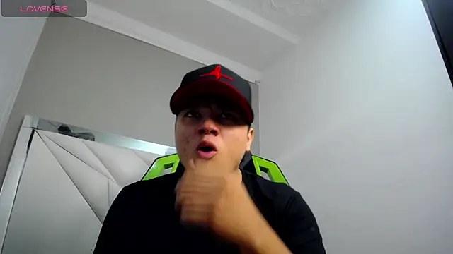Czat XXX na żywo – Tommy_cotton