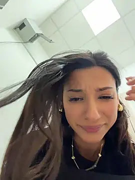 הופעת וובקאם של -_MiaQueen_-