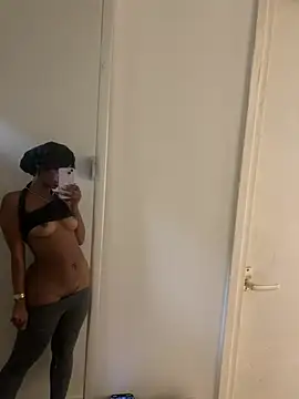 Tripsi Chat XXX live