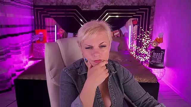 CrystalVibe Adlı Modelin Canlı XXX Sohbeti