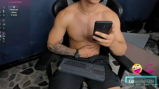 แชท XXX สดของ Axxel_Muscle