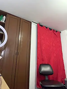 Chat +18 de MiaCollinssx ao vivo