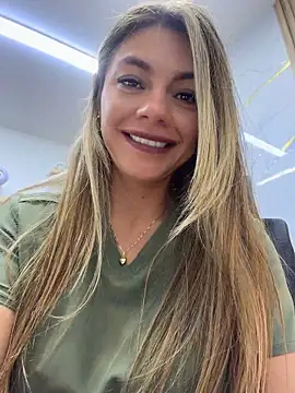 alicee16 Adlı Modelin Canlı XXX Sohbeti