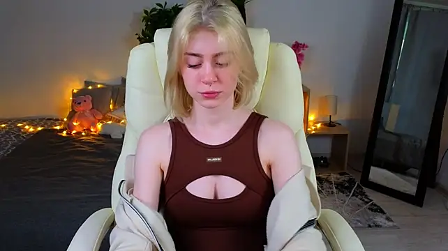 Lilycollins_ – Live XXX-chat