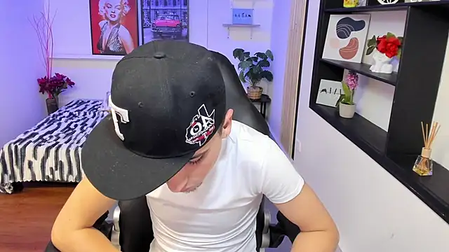 Benji23_ Live XXX-chat