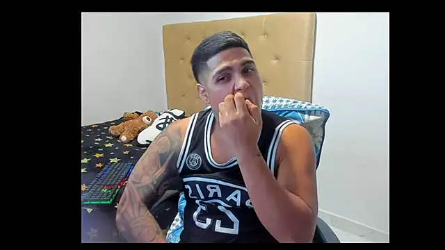 Latinboyco77: διαδικτυακό σόου στην κάμερα