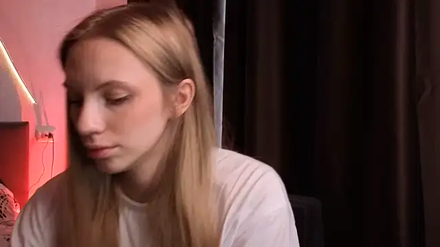 mia_silkk élő XXX-chatje