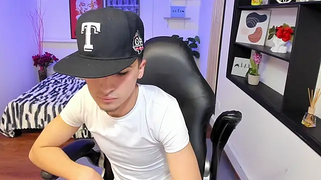 Benji23_ Live XXX Chat