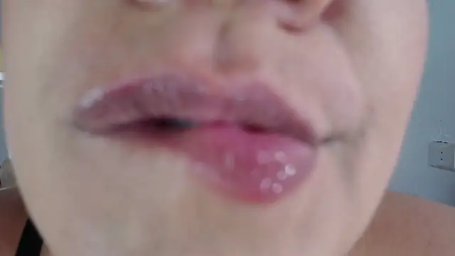 צ'אט XXX בשידור חי של emiligrey_