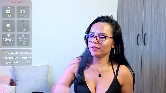 Chat XXX en directo de Tiara_R_