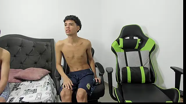 Estiv18_'s Live XXX Chat