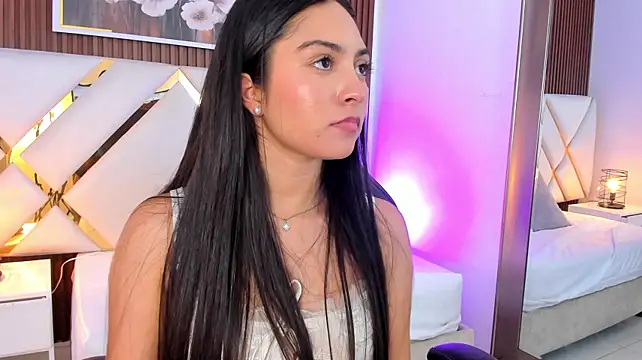 Emelie_Ch1: онлайн-секс-чат