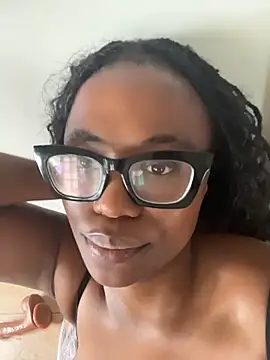Chat +18 de Moonzy777 ao vivo