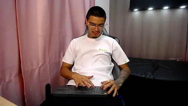 Chat +18 de Tayson_Hot ao vivo