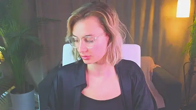 NoraMoreau's Live XXX Chat