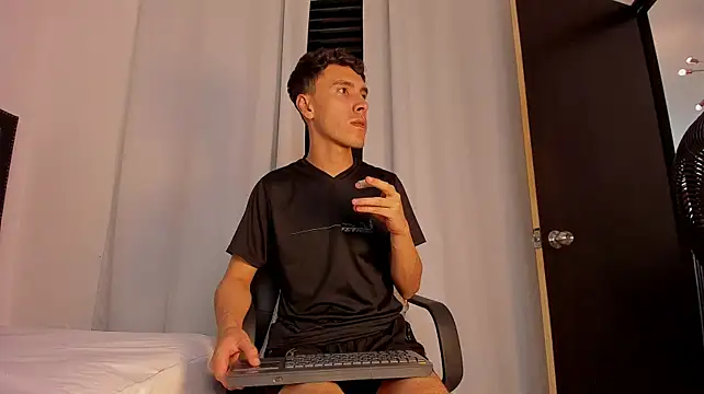 MaxLeons live XXX chat