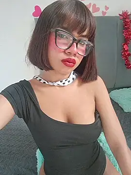Lucy_Em Chat XXX live