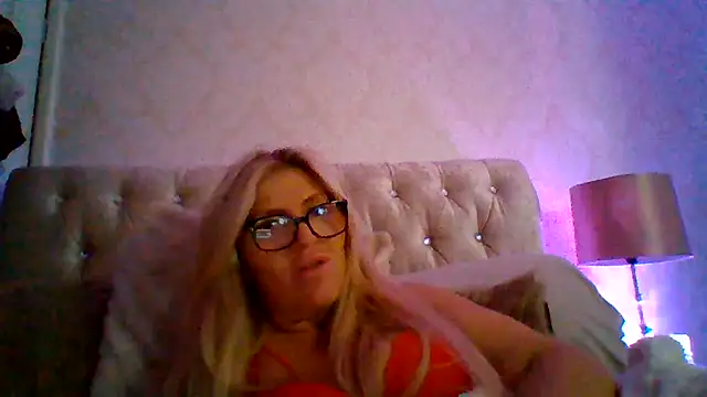 Jenna-Curvy-Cougar's Live XXX Chat