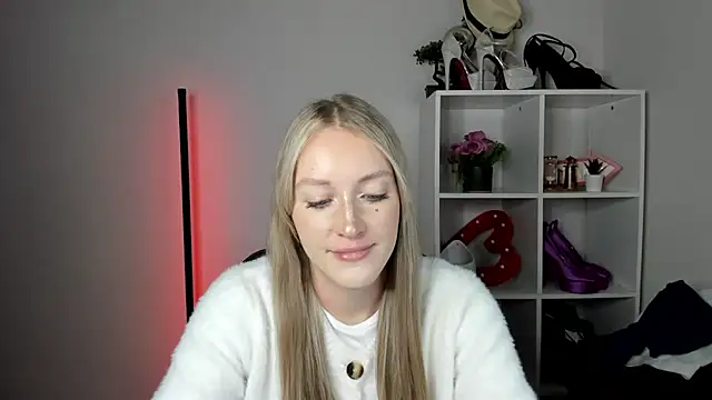 EvelynBlond's Live XXX Chat