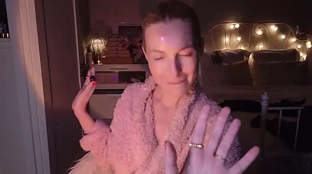 MauiBee live XXX chat