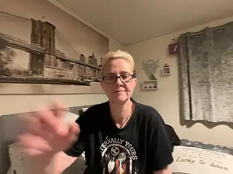Curvy-Jinx's Live XXX Chat