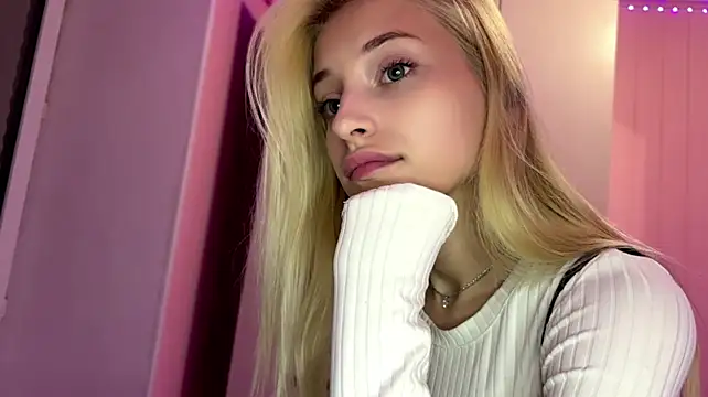 FiveFootBlonde's Live XXX Chat