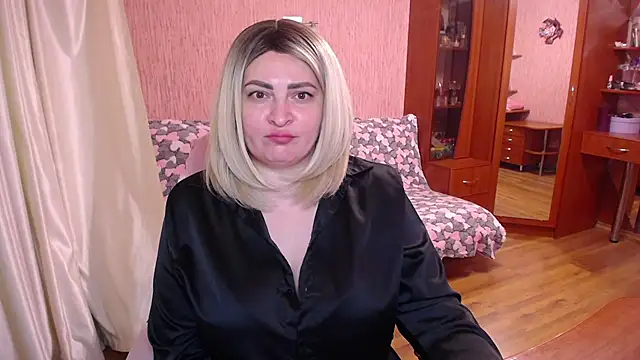-MeowMeow Adlı Modelin Canlı XXX Sohbeti