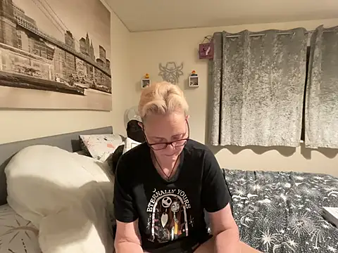 Curvy-Jinx Live XXX-chat
