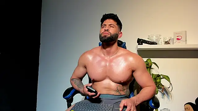 צ'אט XXX בשידור חי של RikyAaron