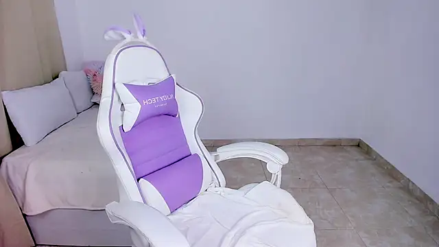 Chat +18 de heeyy_kitty ao vivo
