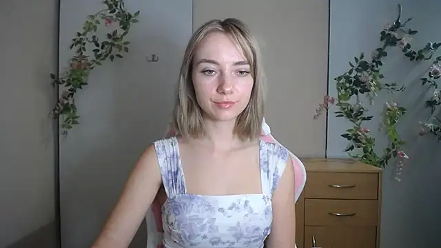 LuciaYoung's Live XXX Chat
