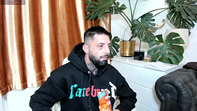 צ'אט XXX בשידור חי של TommyDum