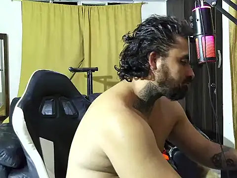 aronmiller404 – Live XXX-chat