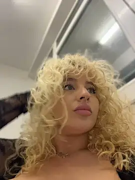 צ'אט XXX בשידור חי של CurlyDaisy