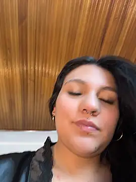 Emily_Gomezz Adlı Modelin Canlı XXX Sohbeti