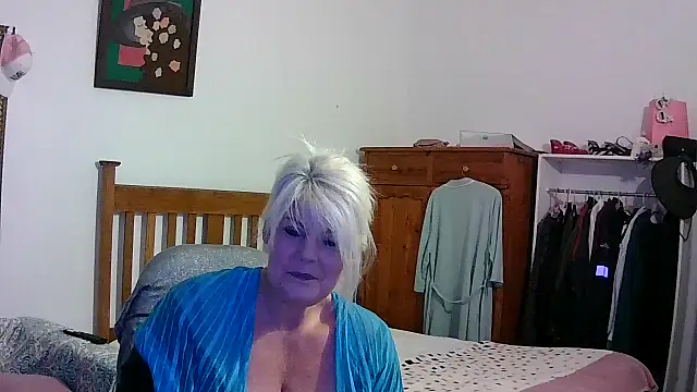 Miahotmilf's Live XXX Chat