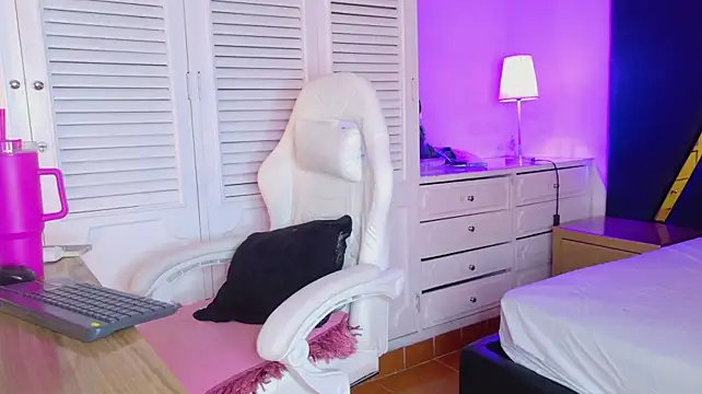 Adel_Nesbiit élő XXX-chatje