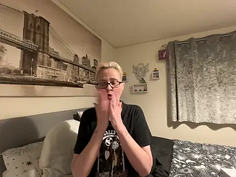 Curvy-Jinx's Live XXX Chat