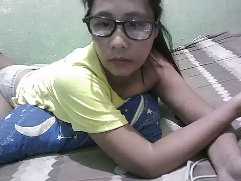 HotLadyPinay32's Live XXX Chat