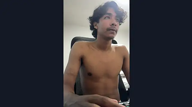 jimmy_truee: διαδικτυακό σόου στην κάμερα