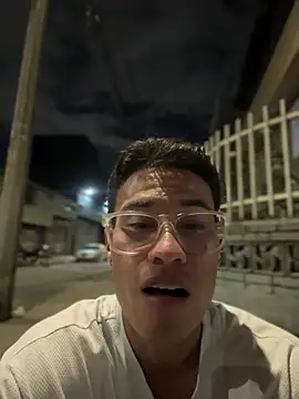 צ'אט XXX בשידור חי של TavoHot_