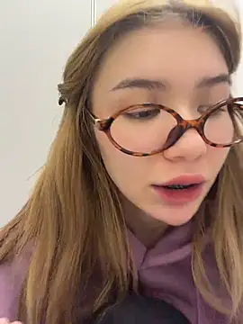 FlashTitsRoyal Adlı Modelin Canlı XXX Sohbeti