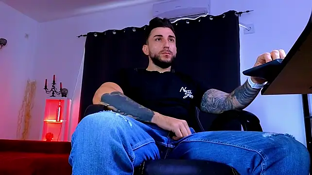 MightyAaron66 Adlı Modelin Canlı XXX Sohbeti