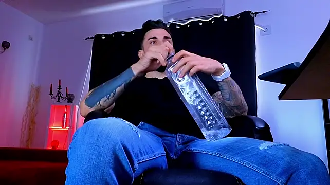 MightyAaron66's Live XXX Chat