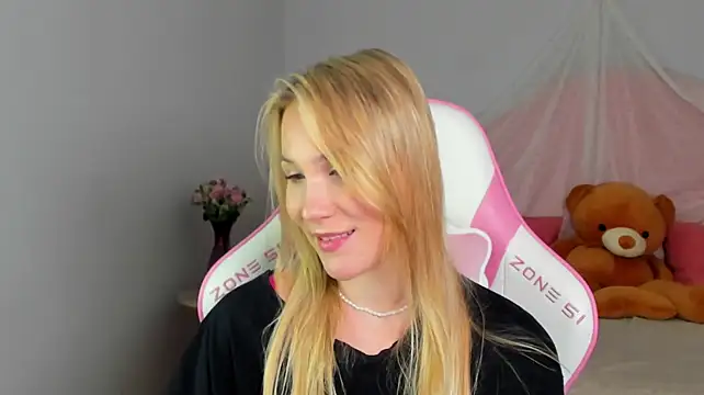 ElaraVoltage's Live XXX Chat